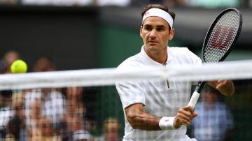 Roger Federer en su primer juego de Wimbledon 2019