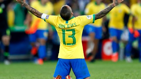 Dani Alves consiguió su trofeo número 40 en su carrera.