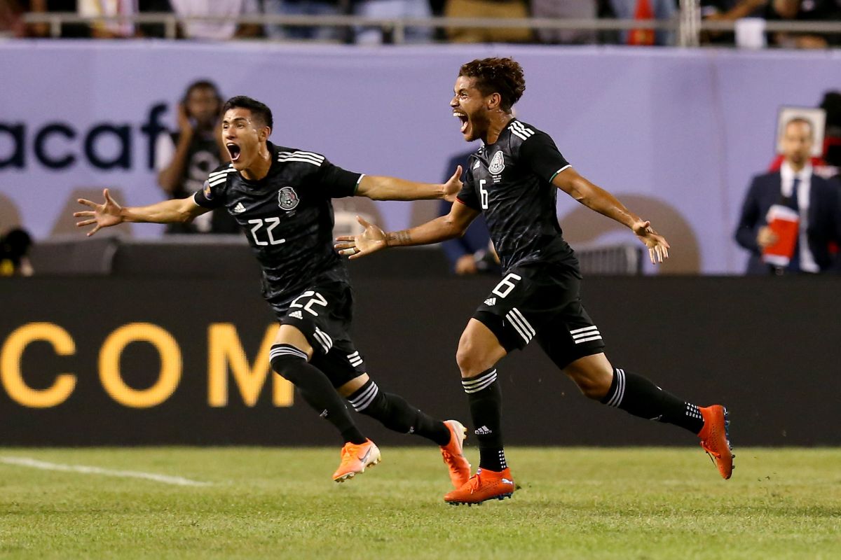 Dos Santos festeja el gol de la victoria.