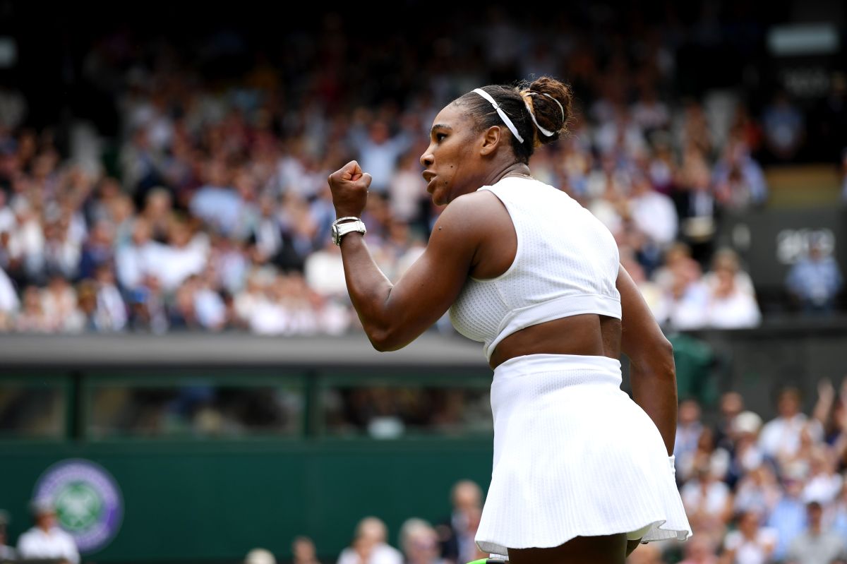 Serena Williams avanza a semifinales, pero tendrá que pagar multa.