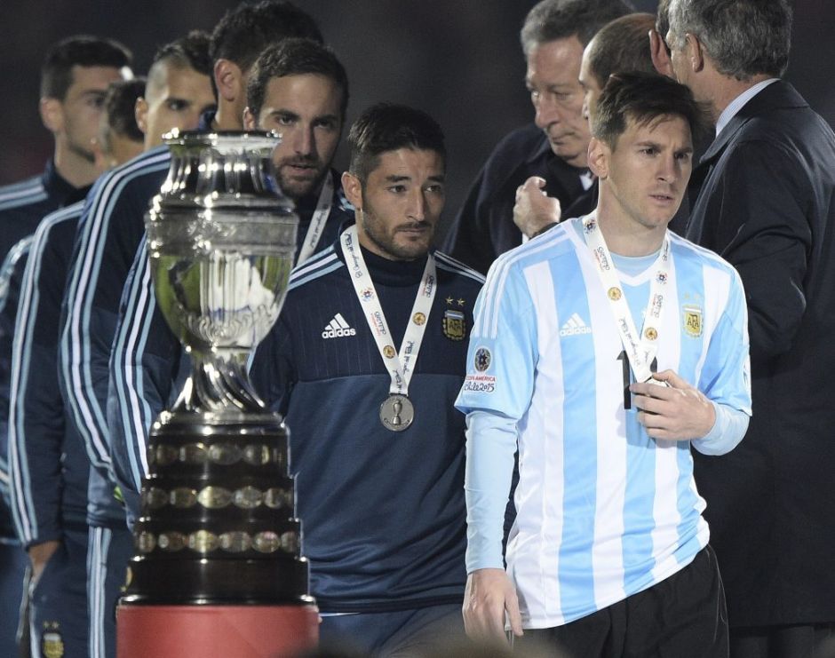 Argentina recogiendo la medalla de subcampeón de Copa América