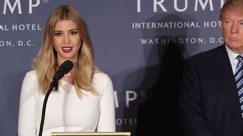 Ivanka Trump junto a su padre.