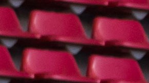 Messi posa junto al auto que la marca le concedió para el 2017.