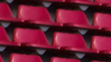 Messi posa junto al auto que la marca le concedió para el 2017.