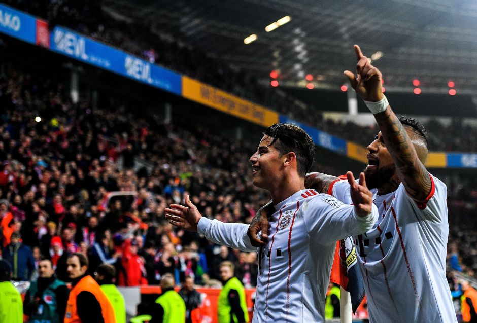 James y Vidal festejando un gol del Bayern Múnich