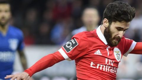 Antonio Briseño en partido contra Benfica.