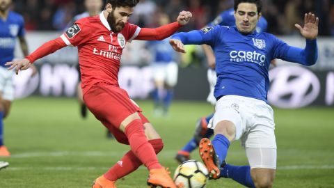 Antonio Briseño en partido contra Benfica.