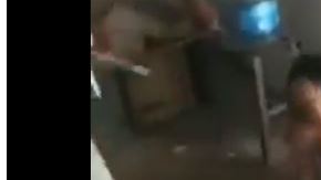 La pequeña trataba de protegerse.