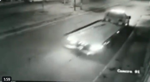 Las imágenes fueron captadas por una cámara de videovigilancia.