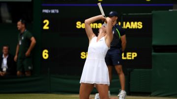 La rumana Simona Halep celebra su segundo título de Grand Slam derrotando a Serena Williams en Wimbledon.