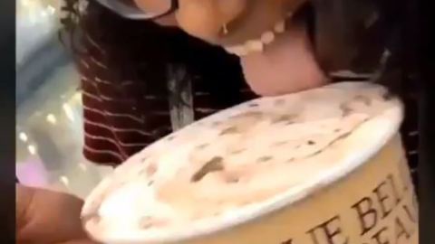 La joven pasa la lengua por el helado.
