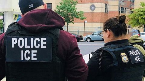 La juez dijo que la orden no limita la capacidad de ICE para realizar arrestos criminales bajo custodia.
