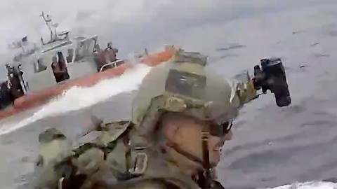 Los Guardacostas estadounidenses deteniendo a un sumbarino.