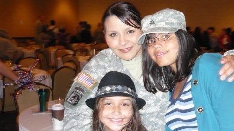 Miranda Díaz (i) aparece junto a su madre Marisa González y su hermana Melanie Díaz en el 2010 poco antes de que su madre fuera enviada por segunda vez a servir en la guardia nacional.  (Suministrada)