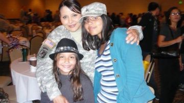 Miranda Díaz (i) aparece junto a su madre Marisa González y su hermana Melanie Díaz en el 2010 poco antes de que su madre fuera enviada por segunda vez a servir en la guardia nacional.  (Suministrada)