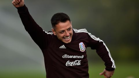 Chicharito presume en Instagram dibujos de él hechos por niños.