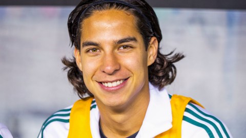 La Liga de España le llama “estrella” a Lainez; Betis ni a la banca lo manda.