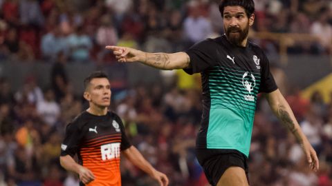 “El Loco” Abreu se niega a colgar los botines y aumenta el récord de más clubes.