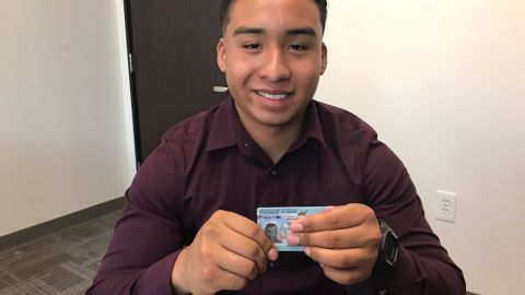 César Miguel Mejía Pérez muestra contento su tarjeta de residente./ fotos: Suministradas.