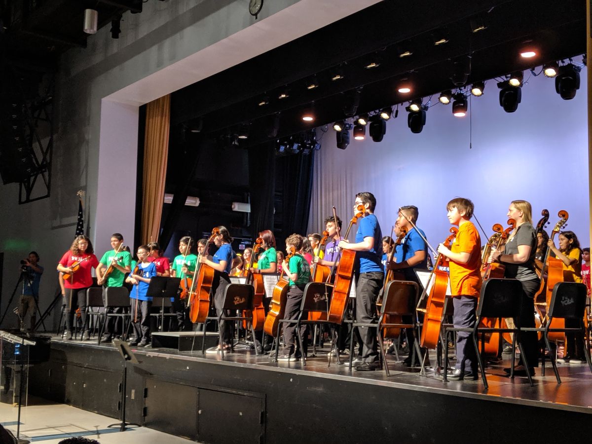 Unos 60 estudiantes participaron el miércoles en una presentación musical del programa Youth Orchestra of Los Angeles. (Jacqueline García)