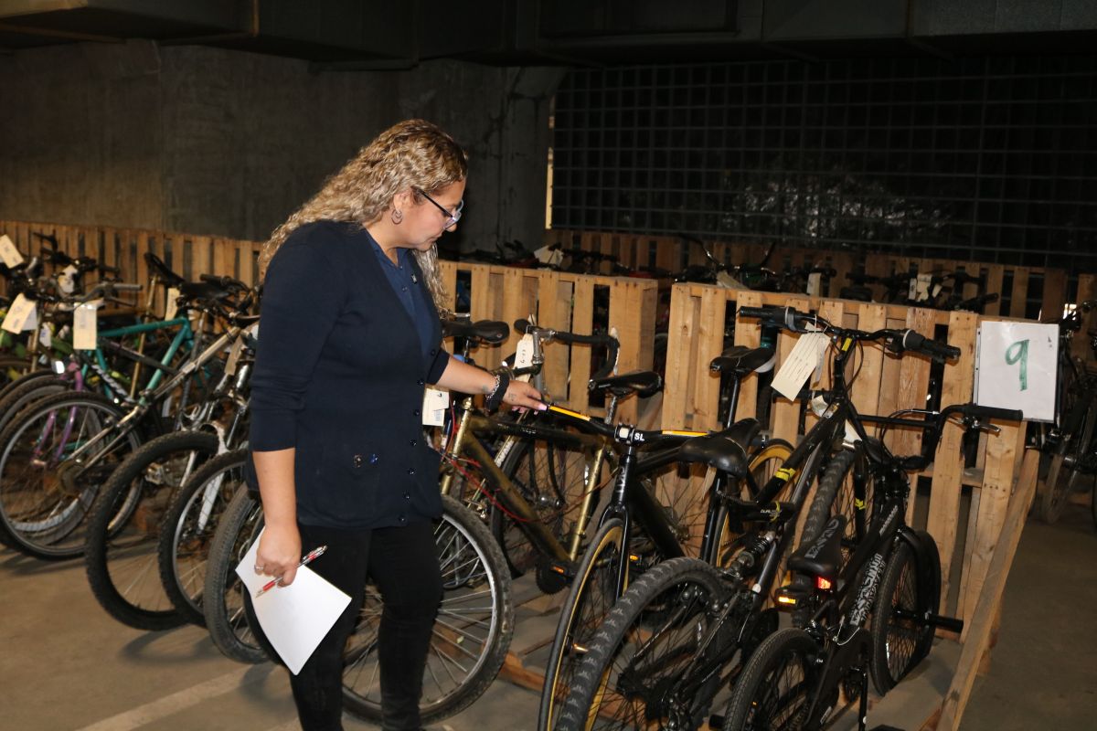 Eduardo Santos y Linda Huerta son quienes almenan las bicicletas que son olvidadas en el transporte público. / foto: Jorge Luis Macías