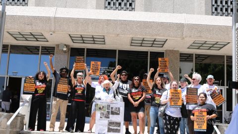 Miembros del grupo Refuse Fascism LA. (Jorge Macías)
