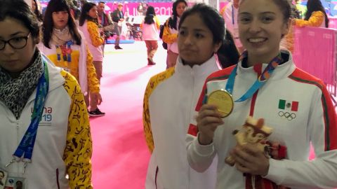 Daniela Souza y su premio tras una jornada de cuatro combates ganados.