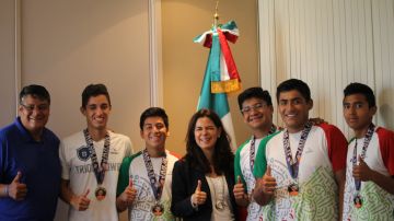 Marcela Celorio, cónsul de México, recibió a los bicampeones en sus oficinas de LA. (Jorge Macías)