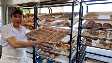 El propietario de la panadería Los Reyes, Rubén Cruz teme que las redadas tengan un efecto dominó ya que al caer la venta, los comerciantes tienen que despedir personal (Araceli Martínez/La Opinión).