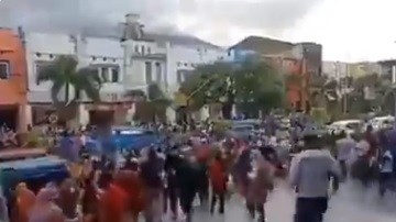 Las personas salieron corriendo de un centro comercial.
