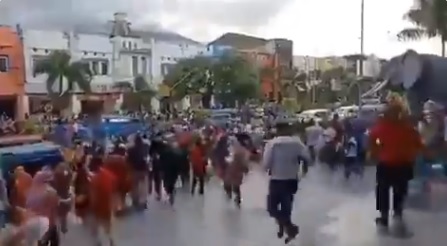 Las personas salieron corriendo de un centro comercial.