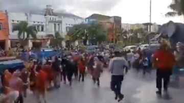 Las personas salieron corriendo de un centro comercial.