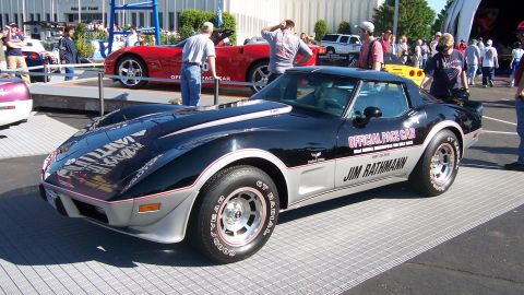 Este Chevrolet Corvette Indy 500 Pace Car es el mismo modelo de edición especial que el auto que se subastó en la historia de este artículo