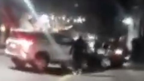 Enfurecida, la mujer chocó con su camioneta el auto de su pareja.