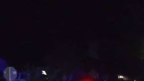 La policía dijo que uno de los conductores fue baleado en el hombro.