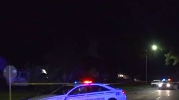 La policía dijo que uno de los conductores fue baleado en el hombro.