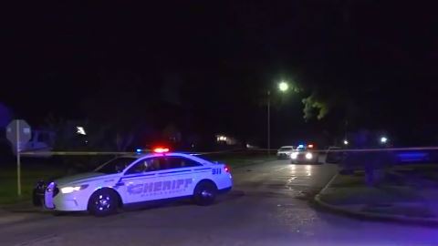 La policía dijo que uno de los conductores fue baleado en el hombro.