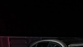 Sin sonido de motor, el Jaguar I-PACE eléctrico requería una nueva forma de advertir a los usuarios ciegos, discapacitados visuales y otros usuarios vulnerables de la carretera a los que se aproxima a baja velocidad. Jaguar ha diseñado un Sistema de Alerta de Vehículos Audibles (AVAS) único para su primer EV que cumple y supera todas las futuras leyes globales.