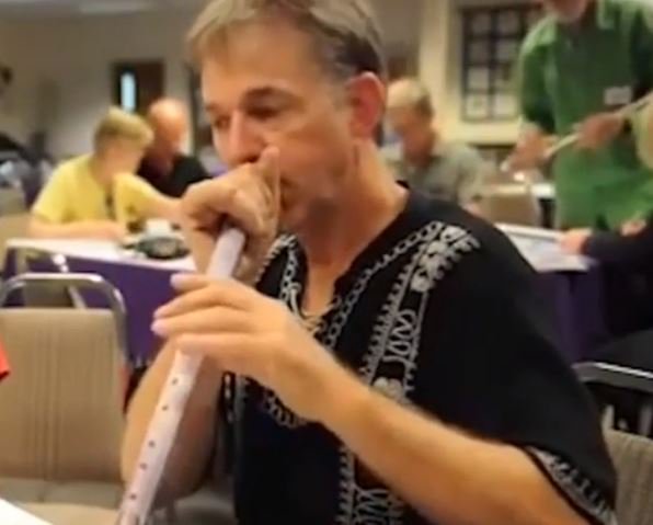 Profesor acusado de eyacular en la flauta.