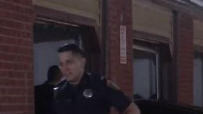 El conductor estaba esperando para que alguien saliera a reclamar la comida cuando el adolescente se le acercó con una pistola.