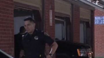 El conductor estaba esperando para que alguien saliera a reclamar la comida cuando el adolescente se le acercó con una pistola.