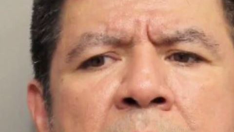 Según oficiales del Precinto 1 del Condado Harris, el sospechoso Raúl Hernández fue captado en vídeo removiendo los diamantes.