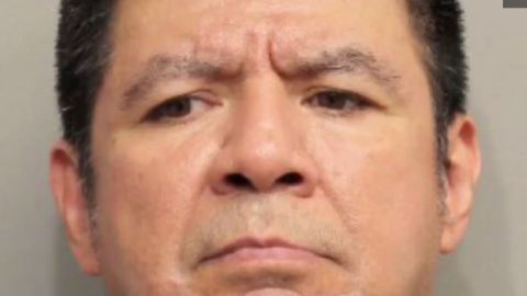 Según oficiales del Precinto 1 del Condado Harris, el sospechoso Raúl Hernández fue captado en vídeo removiendo los diamantes.