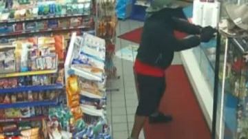 Autoridades piden a cualquier persona con información que llame a Crime Stoppers al 713-222-TIPS (8477).