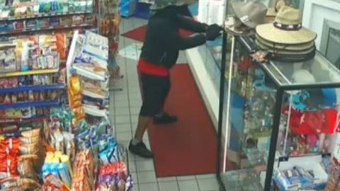 Autoridades piden a cualquier persona con información que llame a Crime Stoppers al 713-222-TIPS (8477).
