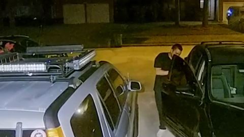 La cámara instalada en el exterior de la residencia capta el robo.