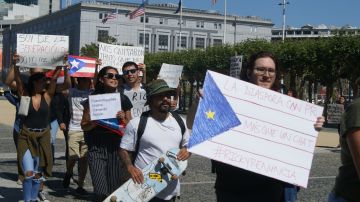 Manifestantes en San Francisco exigieron la renuncia del gobernador de Puerto Rico, Ricardo Rosselló. (Fernando A. Torres / La Opinión de la Bahía)