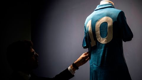 La camiseta de Diego Maradona es una de las figuras más 'sagradas' del fútbol internacional. (Photo credit should read MARCO BERTORELLO/AFP/Getty Images)