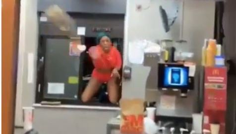 La mujer comenzó a arrojarle a los empleados refresco.