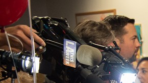 El alcalde Eric Garcetti prueba la línea directa de NALEO sobre el Censo. (Cortesía de NALEO)